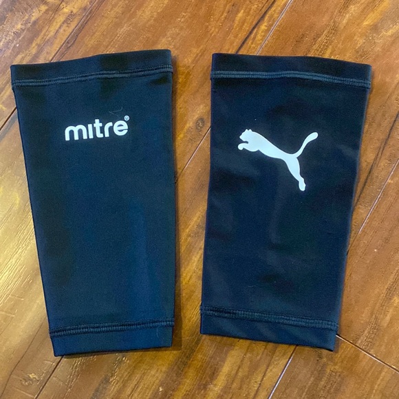 Puma Mitre black shin‎ guard cover sleeves - Picture 1 of 2